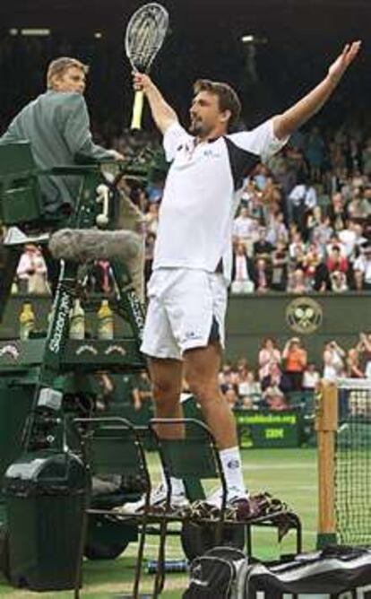 El croata Goran Ivanisevic celebra su clasificación para la final tras vencer a Henman.