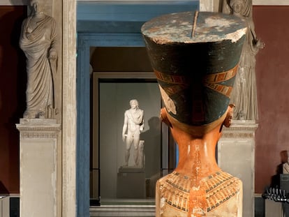El busto de Nefertiti en el Neues Museum de Berlín.
