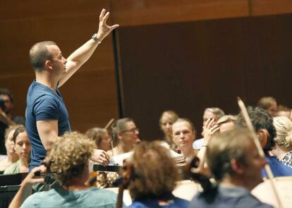 El director Yannick Nézet-Séguin dirigiendo a los músicos en el ensayo de este mediodía.