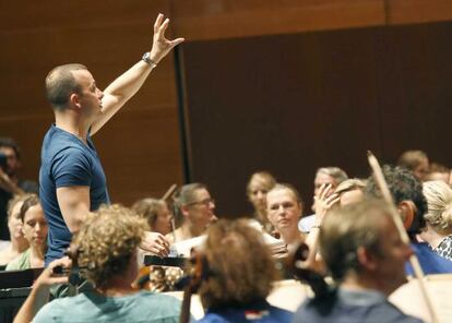 El director Yannick Nézet-Séguin dirigiendo a los músicos en el ensayo de este mediodía.