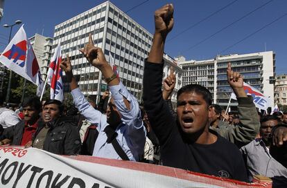 Un grupo de trabajadores extranjeros toma parte de las protestas en Atenas.