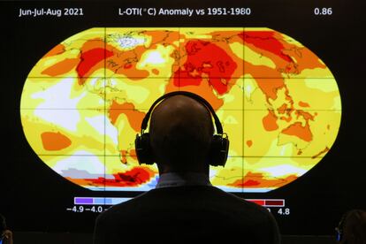 Un delegado mira a una pantalla durante la cumbre del clima de Glasgow, en Escocia.