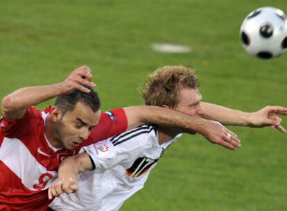 Mertesacker despeja el balón ante Semih.