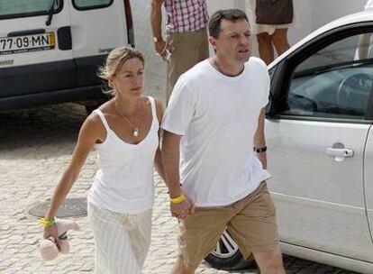 Kate y Gerry McCann, padres de Madeleine, en Praia da Luz (Portugal).