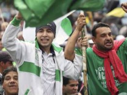 Trabajadores se manifiestan en la Plaza de Mayo de Buenos Aires, cuando dirigentes de los sindicatos enfrentados con el Gobierno argentino realizaron una movilización multitudinaria y desafiaron a la presidenta Cristina Fernández con convocar una huelga general antes de final de año.