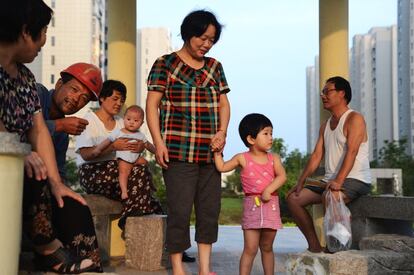Debido al trabajo del padre y de la madre, Jiang pasa la mayor parte del tiempo con la niñera. Por la tarde siempre sale a jugar en el pequeño parque de la urbanización en la que viven, donde interactúa con otros niños que también están con sus niñeras.
