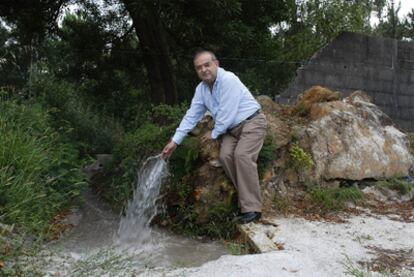 El alcalde de Catoira, Alberto García, junto al manantial de aguas termales localizado hace dos meses.