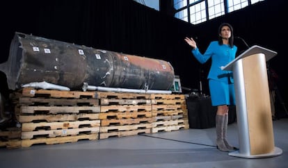 La embajadora de EE UU en la ONU, Nikki Haley, muestra en rueda de prensa los restos de un misil de fabricación iraní usado por los Huthi contra Arabia Saudí en noviembre.