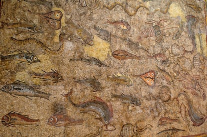 Mosaico de los Peces de la Pineda en el Museo Arqueológico Nacional de Tarragona. En el océano Atlántico, en el mar Cantábrico o en el Mediterráneo se repite la función: espectadores ávidos de atardeceres, unos sosos, otros sangrantes de belleza. Un trago a sorbos en la terraza favorita. Y de fondo, el poderoso y vibrante pulso de la naturaleza.