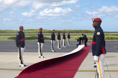 El viento levanta la alfombra roja momentos antes de que el presidente de Haití, Jocelerme Privert, llegue al aeropuerto internacional de Punta Cana para asistir a la V Cumbre de la Comunidad de Estados Latinoamericanos y Caribeños, CELAC, que tendrá lugar en Bavaro (República Dominicana).