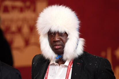 Toyin Ibitoye, periodista deportivo, llega con ese peculiar gorro al sorteo en Moscú.