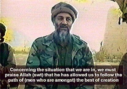 Imagen del vídeo en el que Bin Laden llama a una guerra contra los judíos sobre un fondo de colinas verdes.