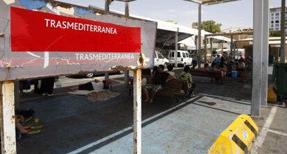 Zona de espera del puerto de Almería, donde atracó el Ferry que cubre la ruta entre Melilla y Almería.