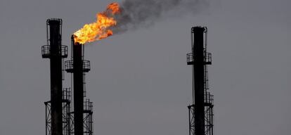 Chimeneas en la refinería de gas y petróleo de Brazi, 60 kilómetros al norte de Bucarest, Rumanía.