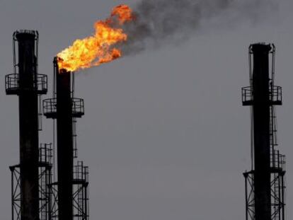 Chimeneas en la refiner&iacute;a de gas y petr&oacute;leo de Brazi, 60 kil&oacute;metros al norte de Bucarest, Ruman&iacute;a.