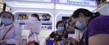 Varias personas visitan el 'stand' de Tencent en una feria de tecnología celebrada esta semana en Pekín. 