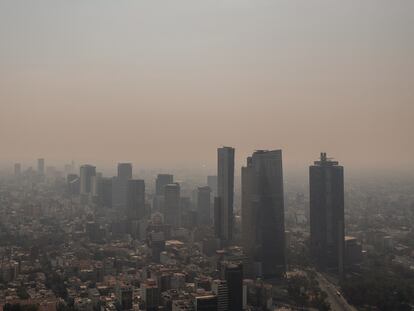 La Ciudad de México muestra baja visibilidad debido a la contaminación del aire, en abril de 2021.