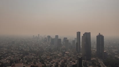 La Ciudad de México muestra baja visibilidad debido a la contaminación del aire, en abril de 2021.