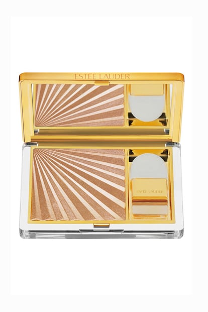 Pure Color-Bronze Goddness no solo tiene un original estuche sino que su innovadora fórmula que combina gel, maquillaje líquido y polvos todo en uno aporta un sofisticado brillo a tu piel. Contiene la mezcla perfecta de pigmento y perlas para un acabado multi-reflectante (36 euros aprox).