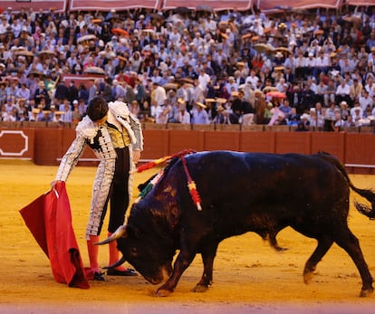 Pablo Aguado muletea con la mano derecha al sexto toro de la tarde.