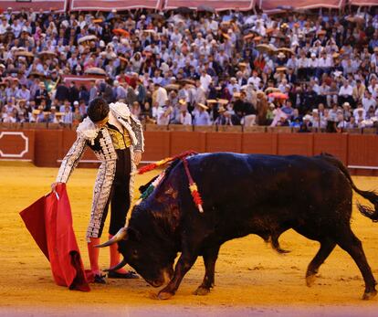 Pablo Aguado muletea con la mano derecha al sexto toro de la tarde.