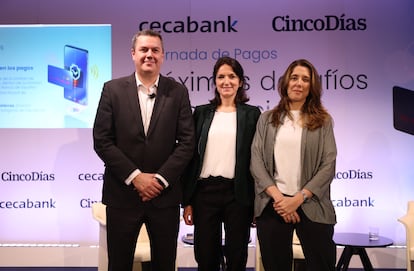 Juan José Gutiérrez director corporativo de servicios tecnológicos de Cecabank; (izq.) Ana Fernández (centro), responsable de la unidad de nuevos productos y servicios del Banco de España y Diana Carrasco, directora de la libra digital en el Banco de Inglaterra (der.).