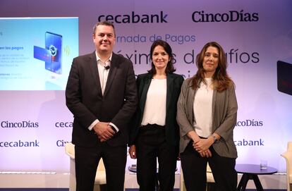 Juan José Gutiérrez director corporativo de servicios tecnológicos de Cecabank; (izq.) Ana Fernández (centro), responsable de la unidad de nuevos productos y servicios del Banco de España y Diana Carrasco, directora de la libra digital en el Banco de Inglaterra (der.).