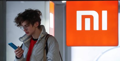 Un joven utiliza un smartphone de Xiaomi.