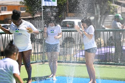 Ni?os y ni?as disfrutan de las plazas de agua reinaugurada por Aguas Andinas.