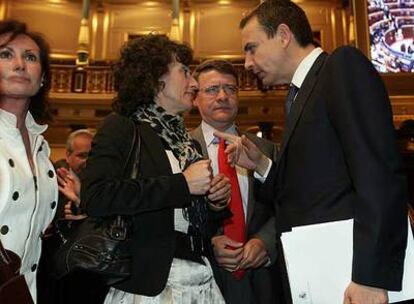 Zapatero con la ministra Mercedes Cabrera, en el Congreso, tras aprobarse la ley universitaria.