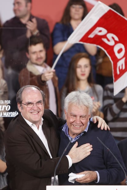 El expresidente del Gobierno Felipe González (d), junto a Ángel Gabilondo, se ha empleado a fondo contra Podemos en su primer mitin de esta campaña electoral, en el barrio madrileño de Vicálvaro. Después de que Pablo Iglesias cuestionase el liderazgo de Pedro Sánchez durante el debate del 7-D.