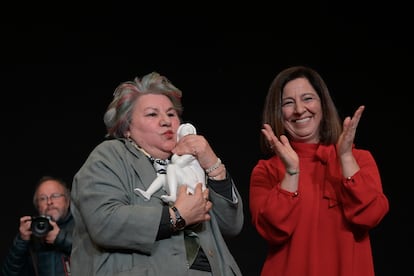 La condenada injustamente por el asesinato de Rocío Wanninkhof, Dolores Vázquez (i) y la alcaldesa de Betanzos, María Barral (d), el pasado 23 de marzo.