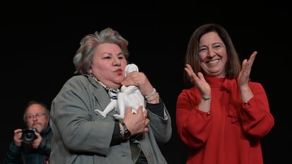 La condenada injustamente por el asesinato de Rocío Wanninkhof, Dolores Vázquez (i) y la alcaldesa de Betanzos, María Barral (d), durante el acto de entrega del XVII Premio Úrsula Meléndez de Texeda, en el Liceo de Betanzos, a 23 de marzo de 2025, en Betanzos, A Coruña, Galicia (España). El Ayuntamiento de Betanzos entrega el galardón a Dolores Vázquez Mosquera, condenada injustamente por el asesinato de Rocío Wanninkhof en 1999. Fue detenida, juzgada y condenada en 2001, y pasó 17 meses en la cárcel hasta que se demostró su inocencia.
23 MARZO 2025;DOLORES VAZQUEZ;PREMIO URSULA;MELENDEZ
M. Dylan / Europa Press
23/03/2025
