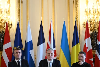 El presidente francés Emmanuel Macron, el primer ministro británico Keir Starmer y el presidente ucranio Volodimir Zelenski, este domingo en Londres.