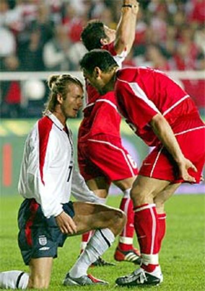 Alpay se encara con Beckham durante el Turquía-Inglaterra.