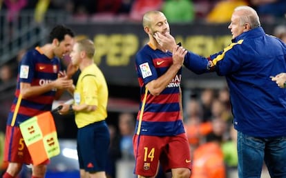 Mascherano se marcha del campo tras ser expulsado frente al Eibar.