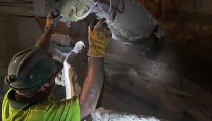 Un treballador d'Iberpotash en una galeria en plena extracció de potasa.