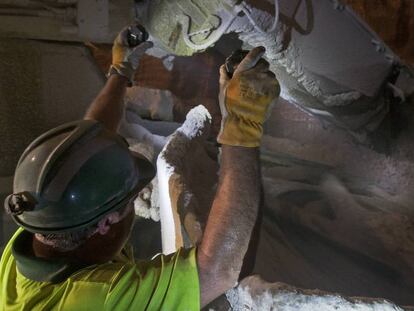 Un treballador d'Iberpotash en una galeria en plena extracció de potasa.