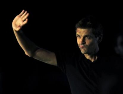 Tito Vilanova saluda al público antes del partido.