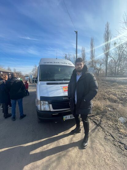 Saúl Perera, delante de uno de los vehículos del primer convoy.