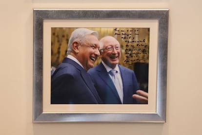 The photograph of Ken Salazar and López Obrador, with a dedication by the Mexican president.