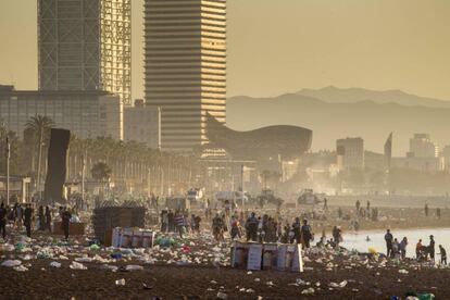 Aspecte de la platja de Barcelona després de la revetlla del 2019.