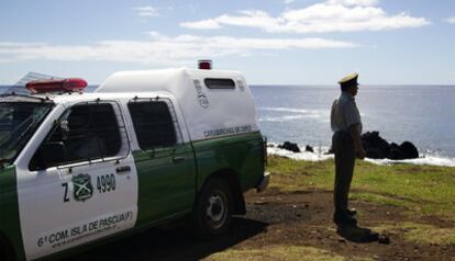 Un policía chileno observa desde la isla de Pascua el mar a la búsqueda de las olas del maremoto