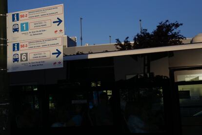 Carteles de información a los usuarios del Metro que se ven obligados a coger los autobuses para llegar a sus destinos. En la imagen, estacion Sierra de Guadalupe en Vallecas.