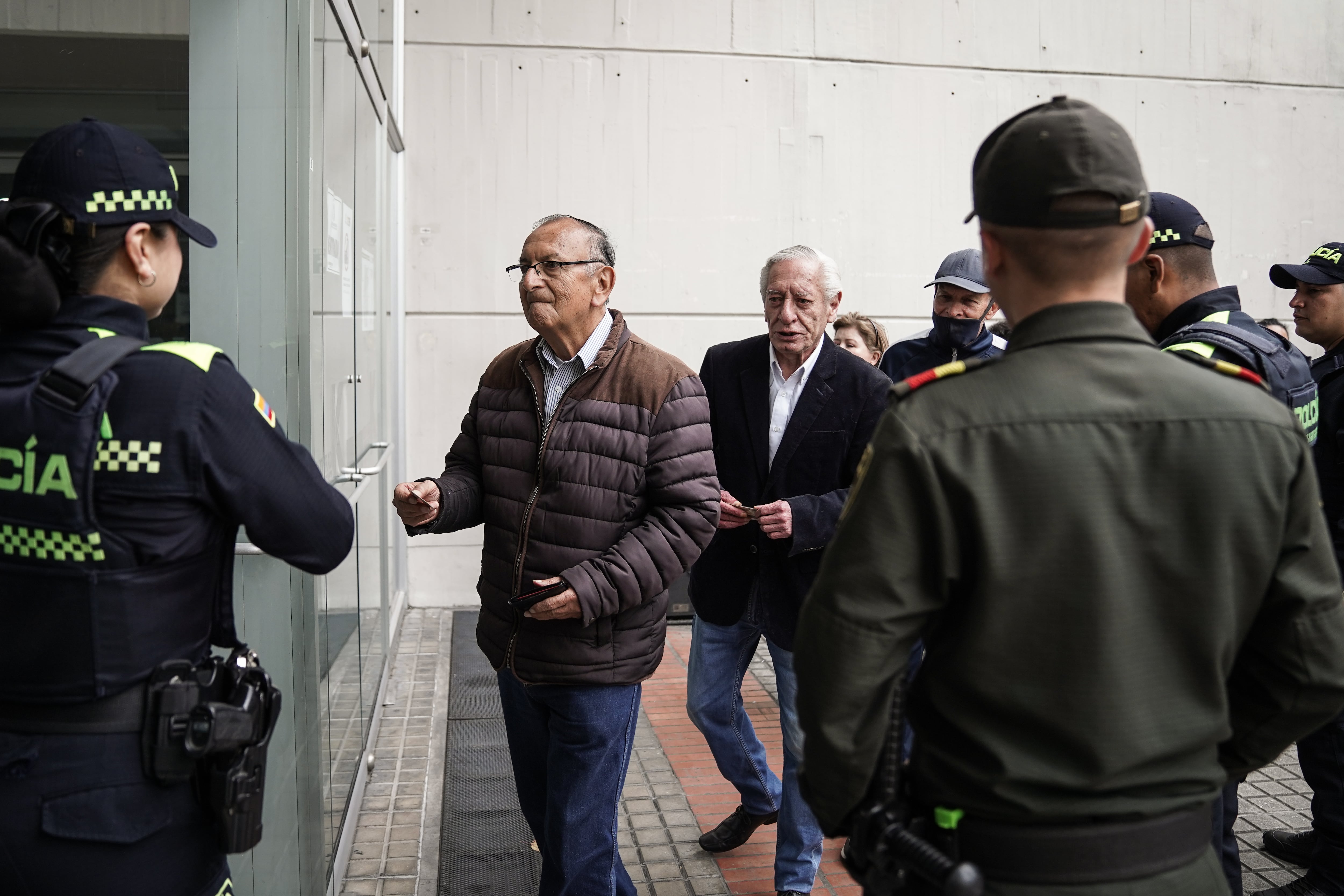 Ciudadanos ingresan a los puestos de votación tras la apertura de las mesas en Bogotá, este domingo.