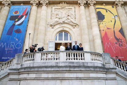 Los Reyes junto al matrimonio Macron en el Gran Palais de París.