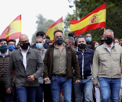 El presidente de Vox, Santiago Abascal, recorre durante la precampaña junto al candidato de Vox por A Coruña y otros militantes el último tramo del Camino de Santiago.