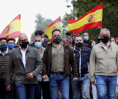 El presidente de Vox, Santiago Abascal, recorre durante la precampaña junto al candidato de Vox por A Coruña y otros militantes el último tramo del Camino de Santiago.