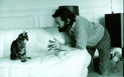 Julio Cortázar, con su gata 'Flanelle'.