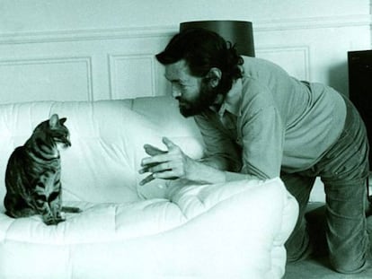 Julio Cortázar com sua gata ‘Flanelle’.